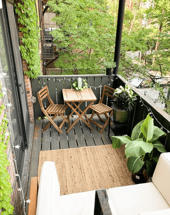 Cozy Urban Balcony Infused with Natural Elements
