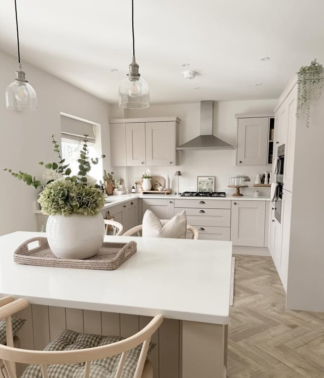Tranquil Neutral Kitchen with Stylish Minimalism