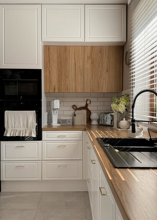 Cozy & Contemporary Kitchen with Natural Wood Elements