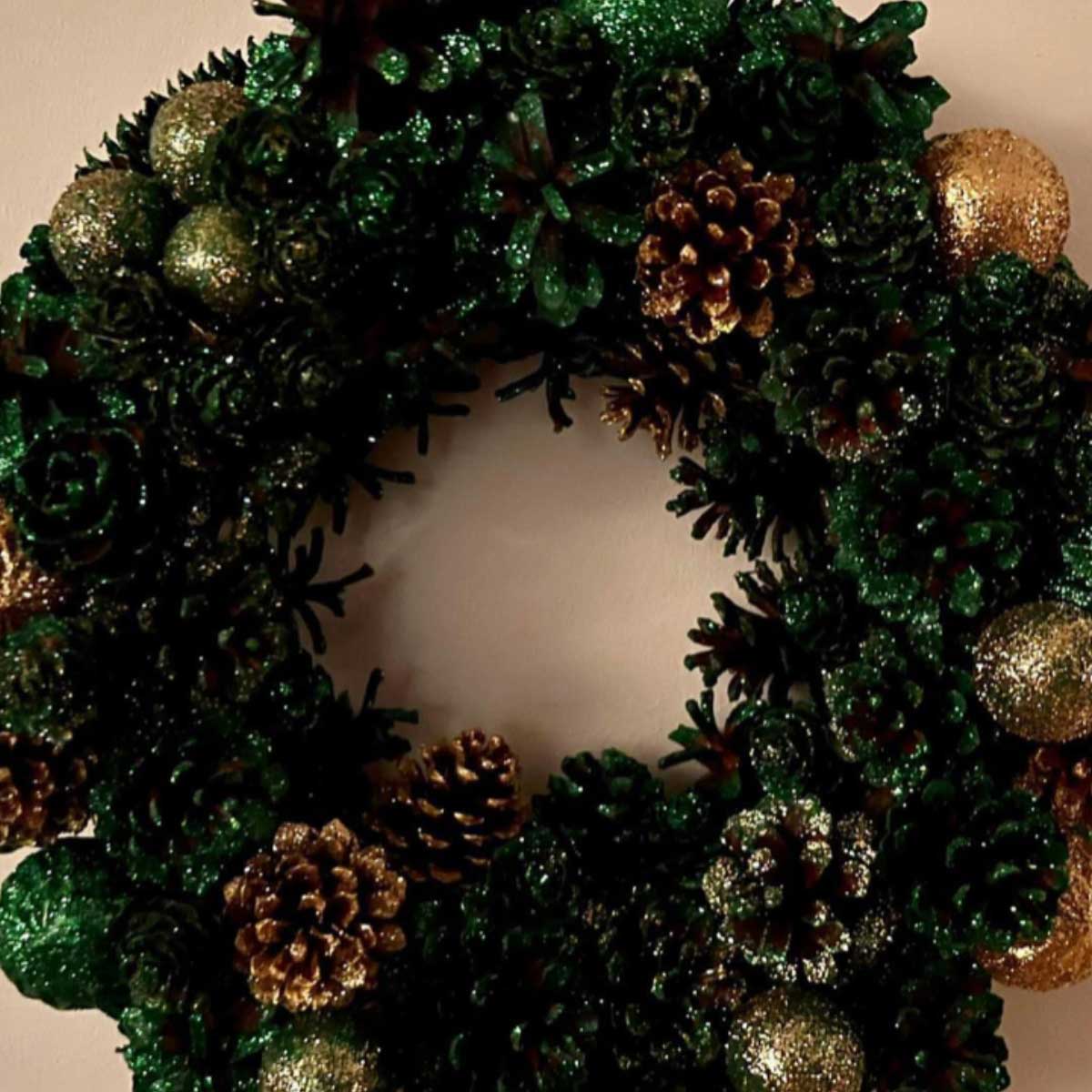Sparkling green wreath inspiration for nature-themed décor