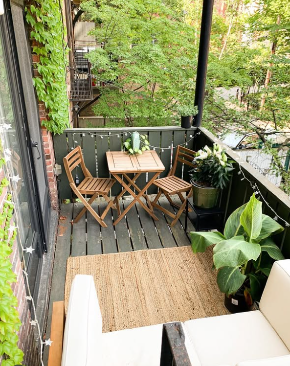 Cozy Urban Balcony Infused with Natural Elements